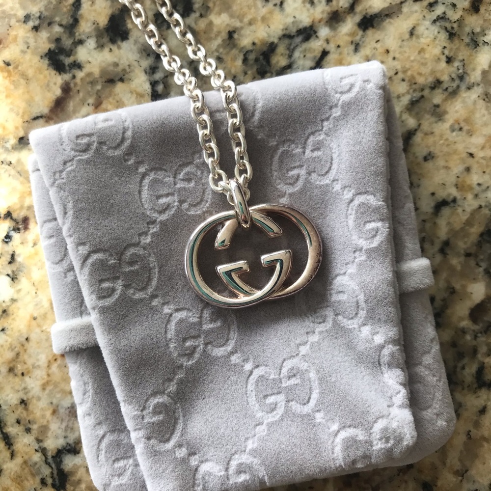 Gucci interlocking G silver pendant necklace